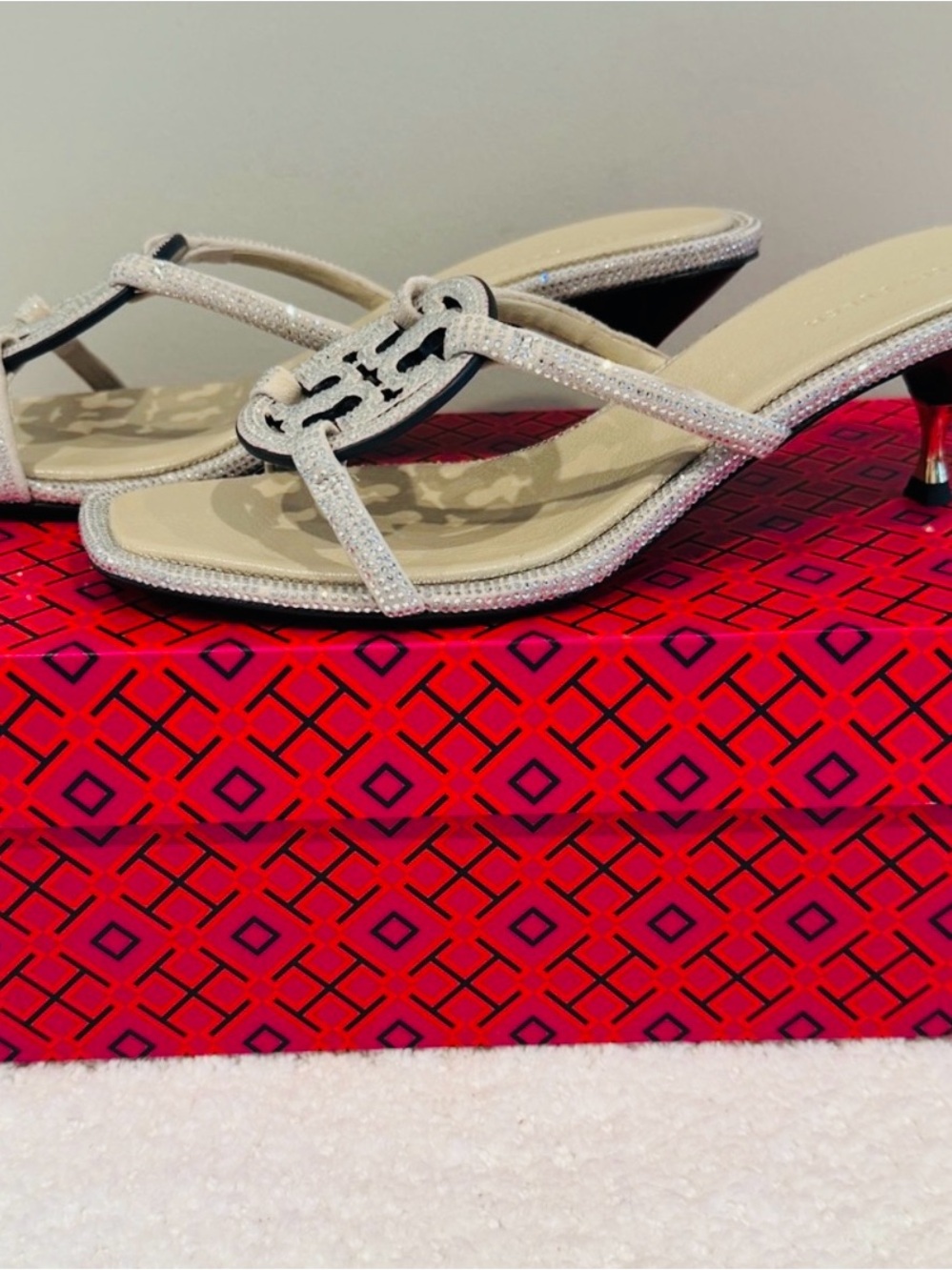 NEW!!! BEAUTIFUL Tory Burch Crystal-Embellished Beige Slide Sandals - Picture 4 of 6